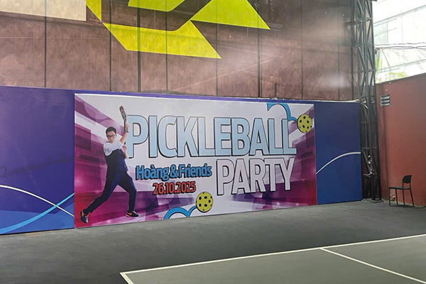 Thiết kế thi c&ocirc;ng backdrop pickleball trọn g&oacute;i tại TPHCM