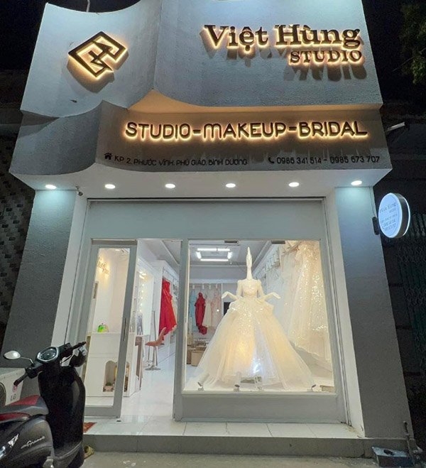 Mẫu bảng hiệu &aacute;o cưới Việt H&ugrave;ng studio