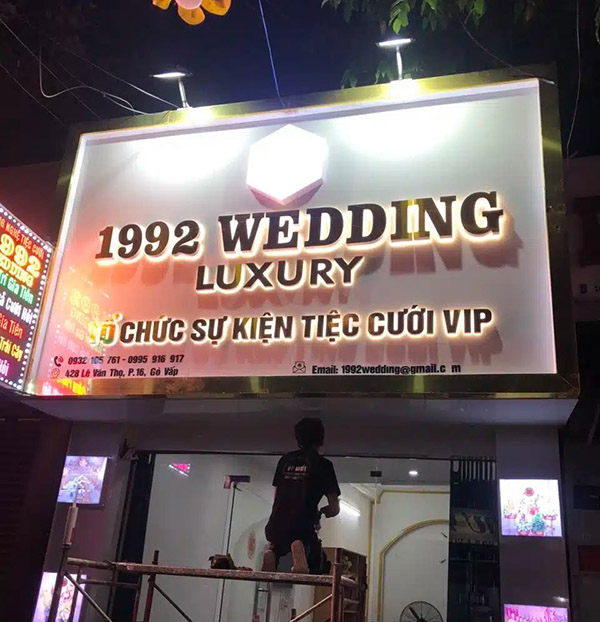Thi c&ocirc;ng bảng hiệu &aacute;o cưới studio chữ nổi Inox trọn g&oacute;i tại TPHCM