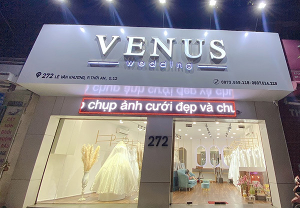 Mẫu bảng hiệu &aacute;o cưới đẹp với phong c&aacute;ch thiết kế tinh tế, tối giản