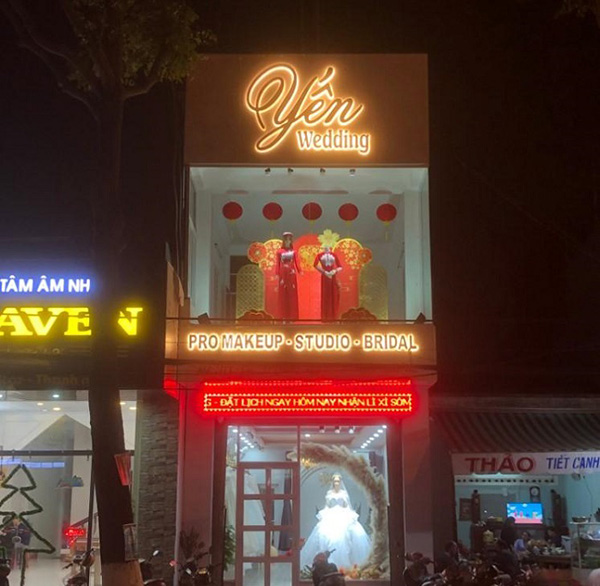 Mẫu bảng hiệu &aacute;o cưới Yến Wedding