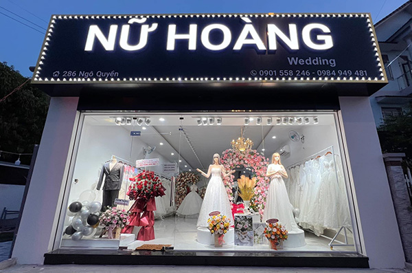 Mẫu biển quảng c&aacute;o studio &aacute;o cưới chữ nổi Mica xuy&ecirc;n s&aacute;ng