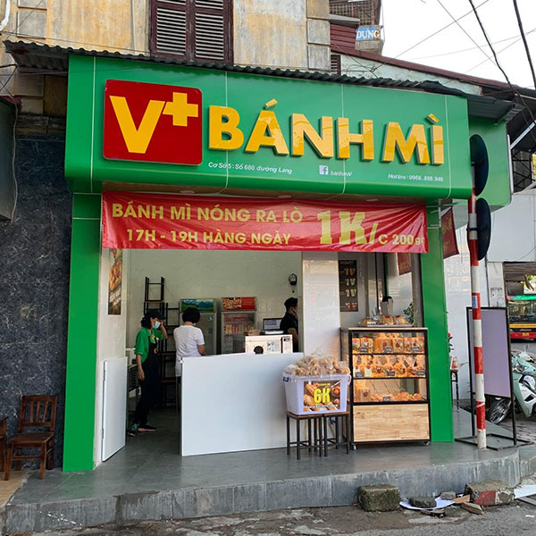 Mẫu bảng hiệu b&aacute;nh m&igrave; V+ mặt Alu chữ Mica