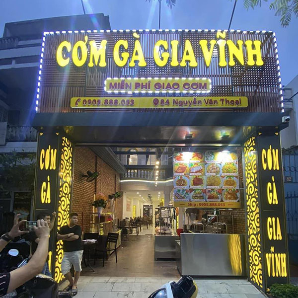 Mẫu bảng hiệu qu&aacute;n cơm g&agrave; Gia Vĩnh