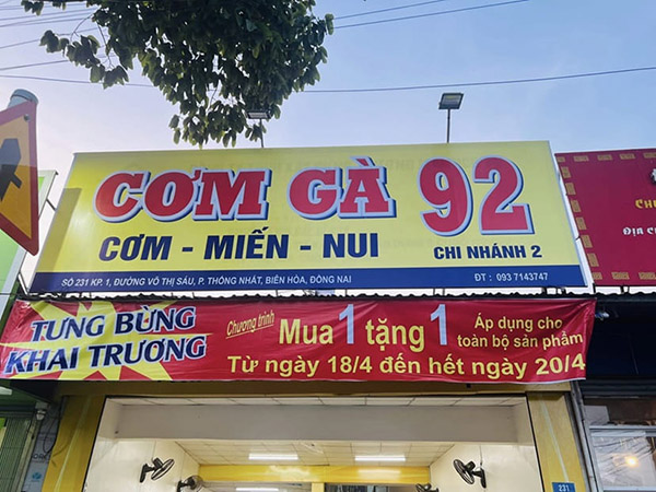 Mẫu biển quảng c&aacute;o qu&aacute;n cơm g&agrave; 92