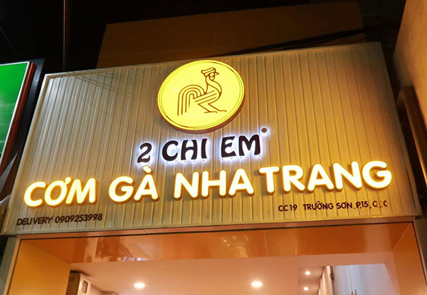 Mẫu bảng hiệu cơm g&agrave; Nha Trang 2 Chị Em