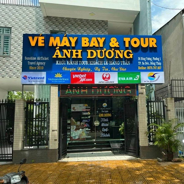 Mẫu bảng hiệu b&aacute;n v&eacute; m&aacute;y bay bằng Alu chữ nổi Mica