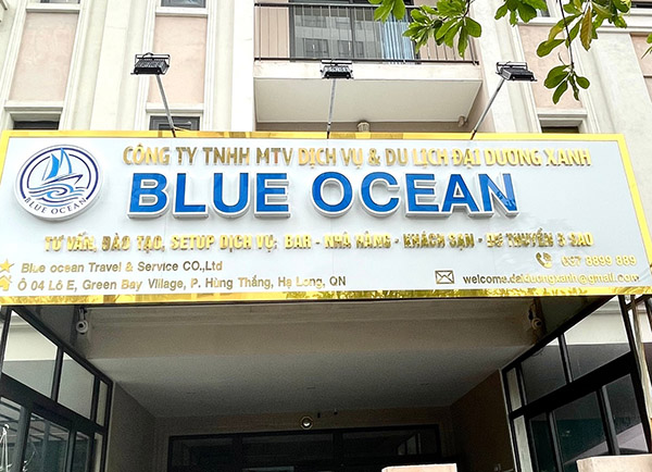 Mẫu bảng hiệu dịch vụ du lịch mặt dựng Alu chữ nổi Mica