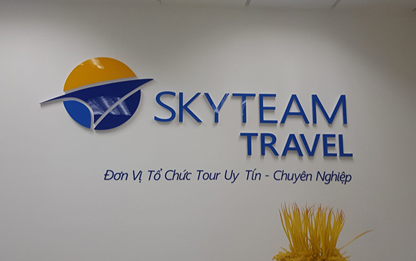 Thi c&ocirc;ng logo v&agrave; bộ chữ d&aacute;n tường dịch vụ du lịch gi&aacute; rẻ