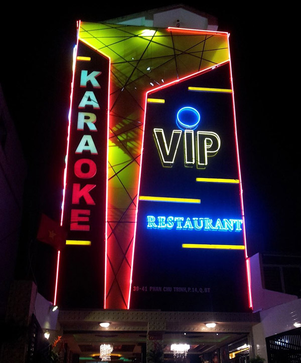 Thi c&ocirc;ng bộ chữ karaoke kết hợp đ&egrave;n LED sang trọng