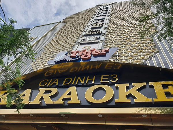 Thi c&ocirc;ng bộ chữ nổi qu&aacute;n karaoke