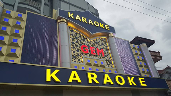 Thi c&ocirc;ng bộ chữ v&agrave; logo karaoke đẹp