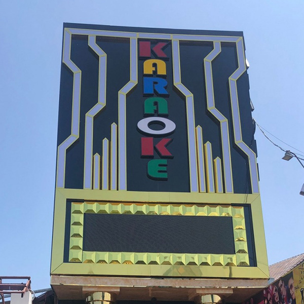 Mẫu bảng hiệu qu&aacute;n karaoke sang trọng