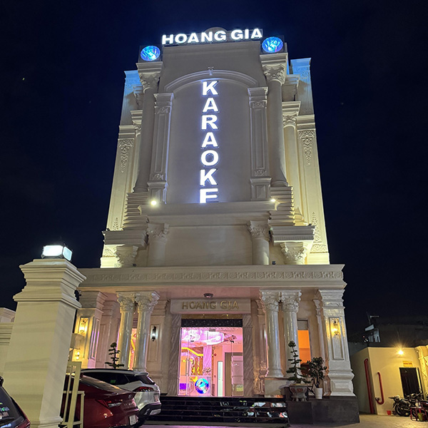 Mẫu biển quảng c&aacute;o qu&aacute;n karaoke Ho&agrave;ng Gia đẳng cấp, hiện đại