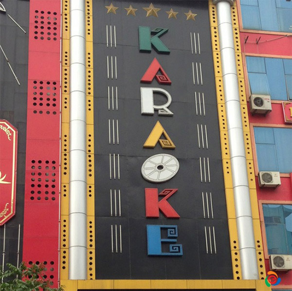 Thi c&ocirc;ng mặt dựng biến quảng c&aacute;o karaoke bằng Alu chữ nổi