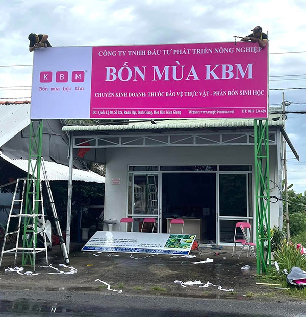 Mẫu bảng hiệu m&agrave;u hồng bạt 3M in UV