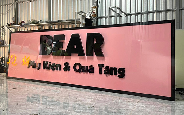 L&agrave;m biển quảng c&aacute;o m&agrave;u hồng đẹp, lắp đặt trọn g&oacute;i