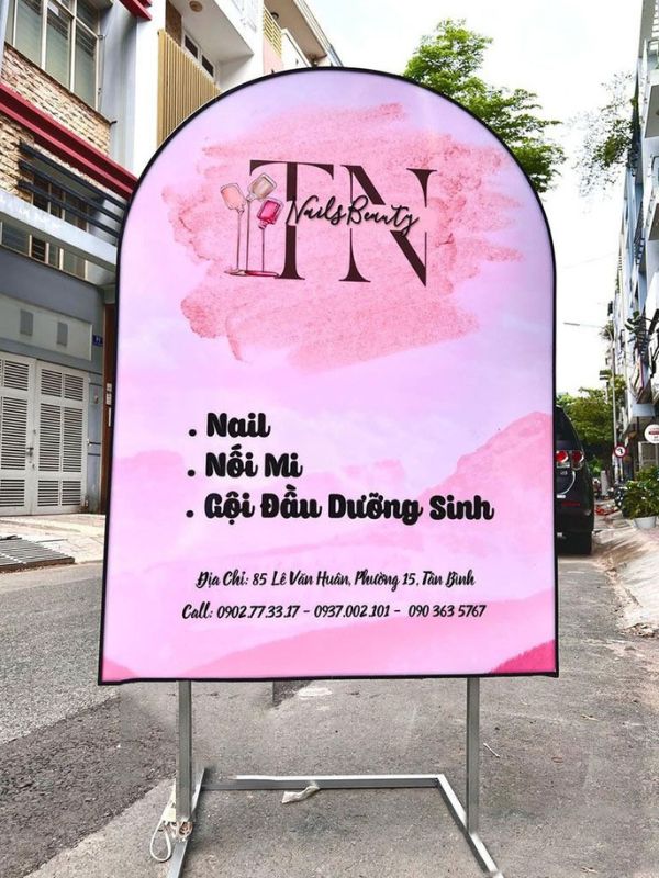 Mẫu bảng hiệu đứng m&agrave;u hồng thu h&uacute;t, gi&aacute; rẻ