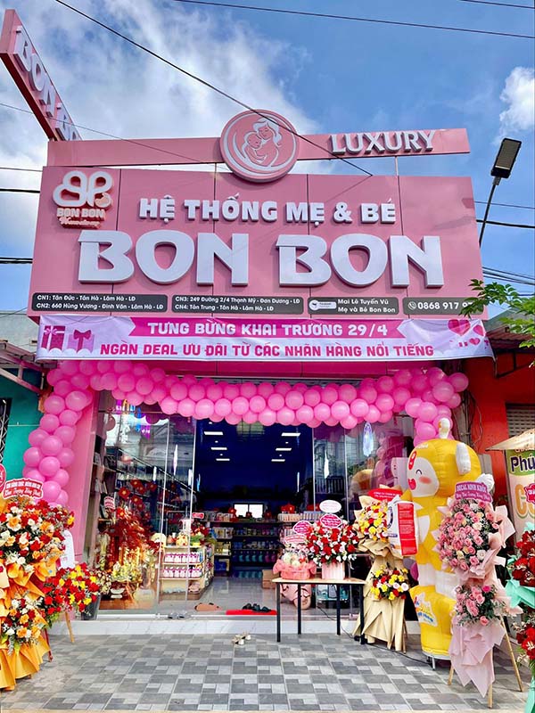 Mẫu bảng hiệu m&agrave;u hồng nền Alu chữ nổi Mica