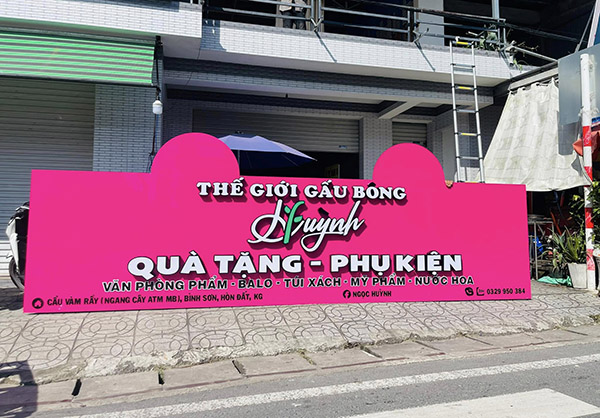 Thi c&ocirc;ng bảng hiệu quảng c&aacute;o m&agrave;u hồng TPHCM gi&aacute; rẻ
