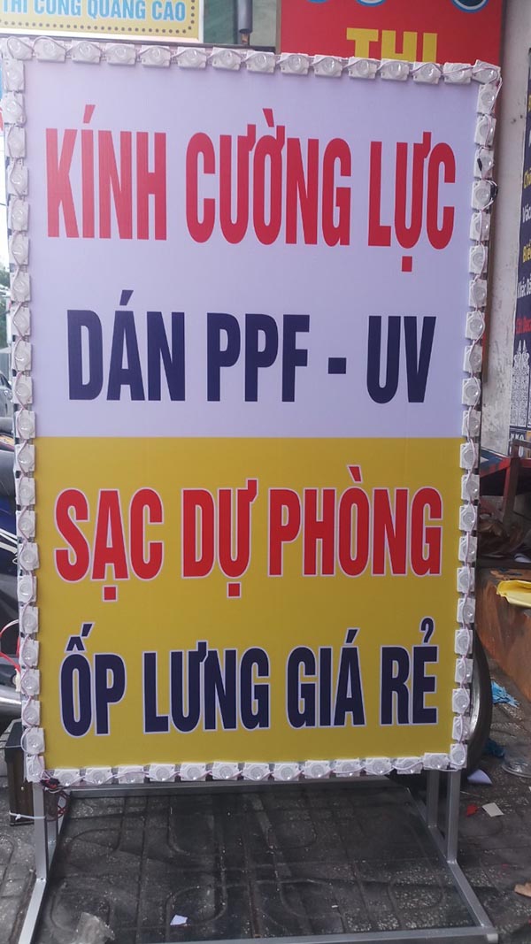 Mẫu biển vẫy phụ kiện điện thoại gi&aacute; rẻ