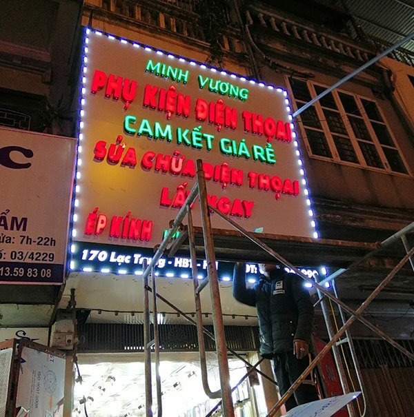 Thi c&ocirc;ng bảng hiệu cửa h&agrave;ng phụ kiện điện thoại gi&aacute; rẻ TPHCM