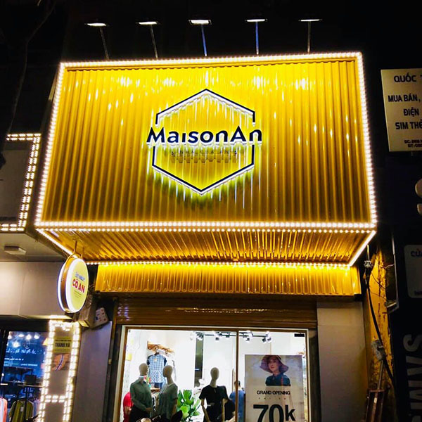 Mẫu bảng hiệu t&ocirc;n s&oacute;ng cho cửa h&agrave;ng shop quần &aacute;o