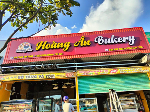 Mẫu biển quảng c&aacute;o t&ocirc;n s&oacute;ng cho tiệm b&aacute;nh ngọt