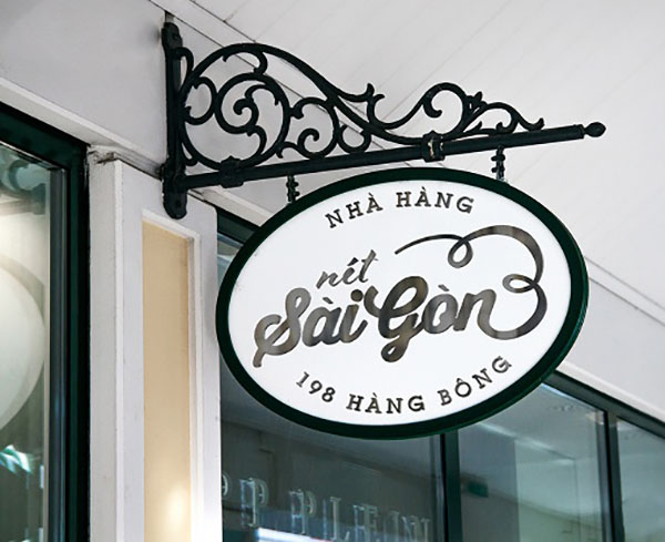 Mẫu bảng hiệu treo tường sang trọng cho nh&agrave; h&agrave;ng