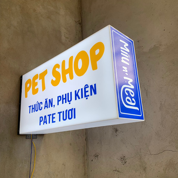 Mẫu bảng hiệu treo dạng hộp đ&egrave;n