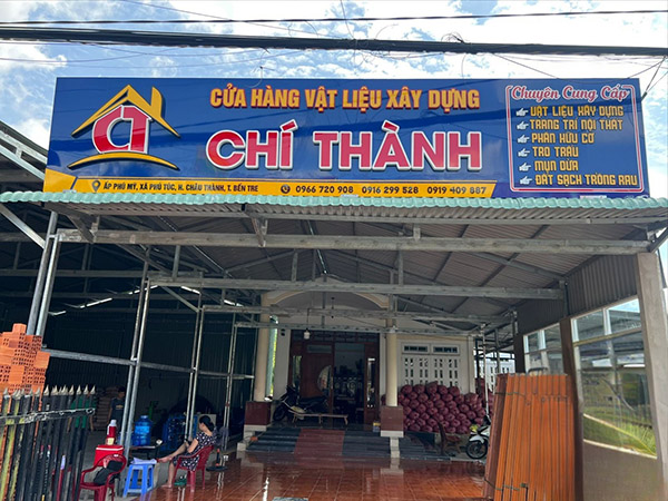 Mẫu bảng hiệu cửa h&agrave;ng vật liệu x&acirc;y dựng Ch&iacute; Th&agrave;nh