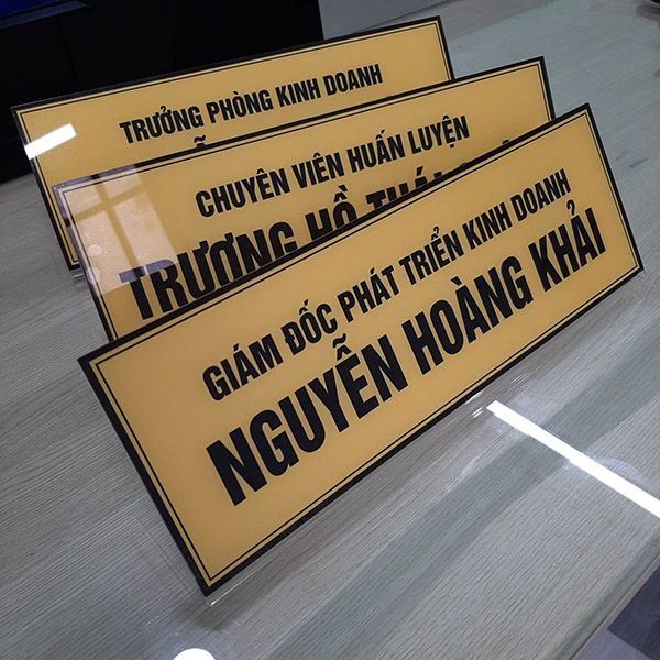 Thiết kế, gia c&ocirc;ng biển chức danh để b&agrave;n chuy&ecirc;n nghiệp