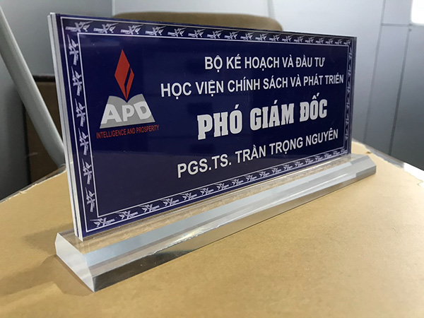 Nhận l&agrave;m biển chức danh, bảng t&ecirc;n để b&agrave;n tại TPHCM