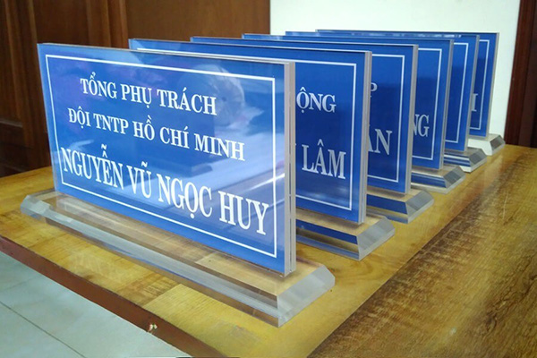 L&agrave;m biển chức danh để b&agrave;n gi&aacute; rẻ TPHCM