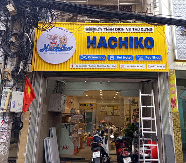 L&agrave;m bảng hiệu chữ nổi Mica tr&ecirc;n nền T&ocirc;n cho cửa h&agrave;ng dịch vụ th&uacute; cưng