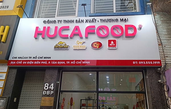 L&agrave;m biển quảng c&aacute;o chữ nổi Mica HUCAFOOD