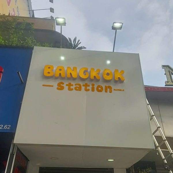 Mẫu bảng hiệu chữ nổi Mica h&uacute;t nổi 3D