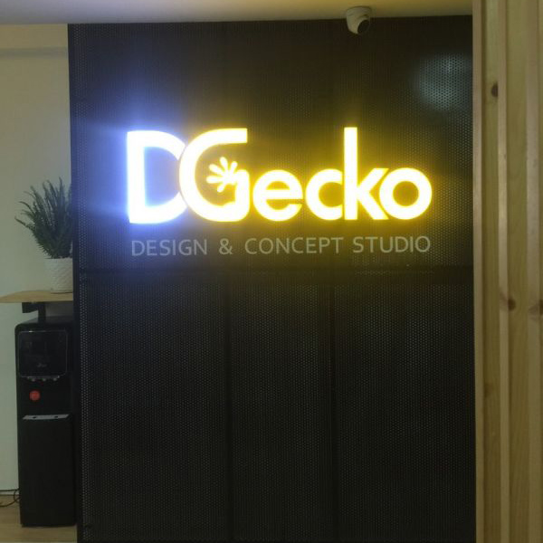 L&agrave;m bộ logo chữ nổi Mica đ&egrave;n LED cho studio