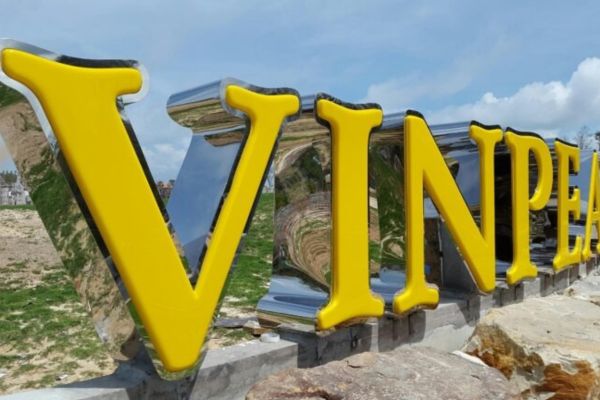 Thi c&ocirc;ng bộ chữ Mica viền Inox tr&ecirc;n cao