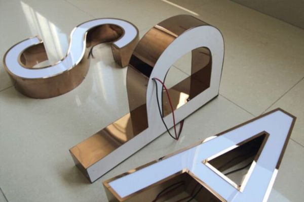 Gia c&ocirc;ng chữ nổi Mica viền Inox gi&aacute; rẻ TPHCM