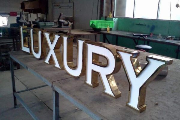 L&agrave;m bộ chữ nổi Mica viền Inox LUXURY