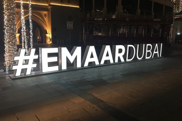 Mẫu chữ nổi Mica viền Inox c&oacute; đ&egrave;n nổi bật, sang trọng