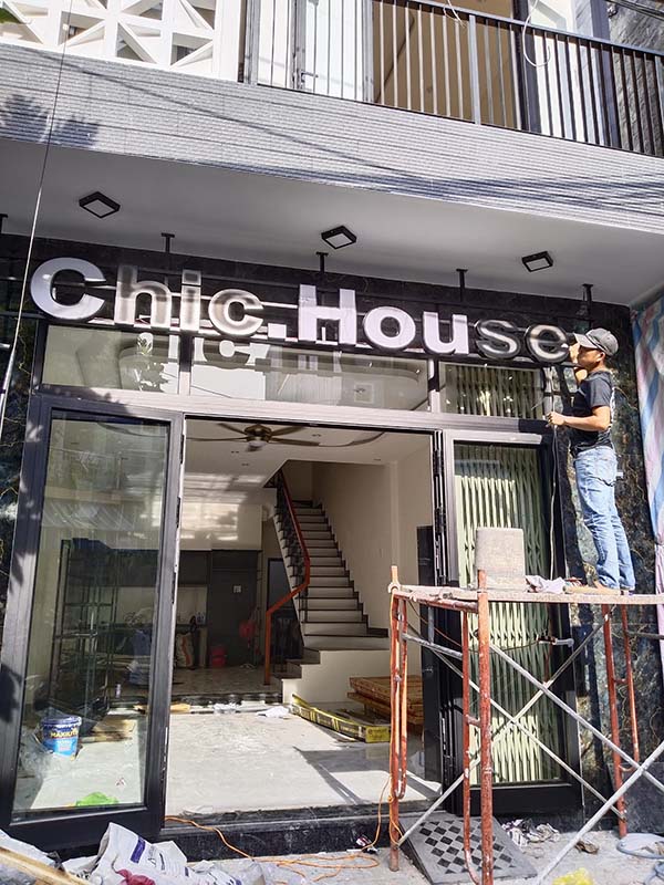 L&agrave;m chữ Mica viền Inox cho kh&aacute;ch sạn