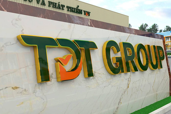 Thi c&ocirc;ng bộ chữ nổi Mica viền Inox cho c&ocirc;ng ty TDT Group