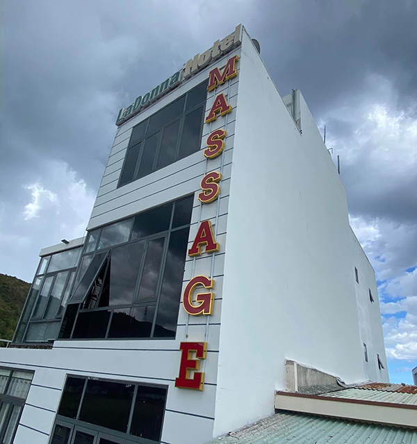 L&agrave;m chữ Mica viền Inox gi&aacute; rẻ TPHCM