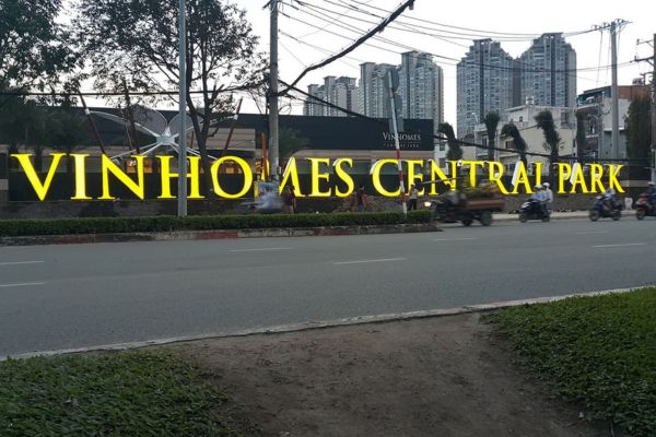 Gia c&ocirc;ng v&agrave; thi c&ocirc;ng bộ chữ nổi Mica viền Inox cho Vinhomes