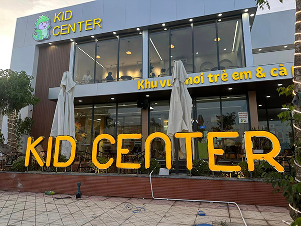 Gia c&ocirc;ng thi c&ocirc;ng trọn g&oacute;i bộ chữ nổi Mica viền Inox Kid Center