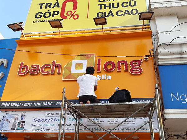 Lắp đặt bộ chữ nổi Mica viền Inox Bạch Long