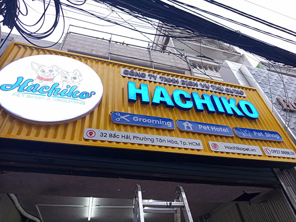 L&agrave;m bảng hiệu chữ nổi Mica đ&egrave;n LED s&aacute;ng mặt tại TPHCM