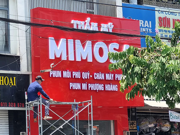 Thi c&ocirc;ng bảng hiệu chữ nổi Mica trọn g&oacute;i cho Thẩm mỹ viện tại TPHCM